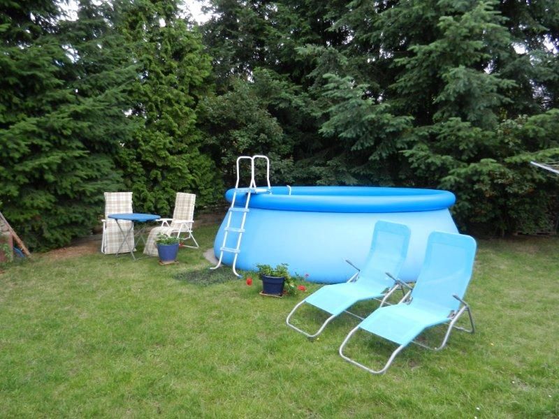 Dresden Ferienwohnung Familie Rehfeld: Gartenpool mit Sonnenliegen